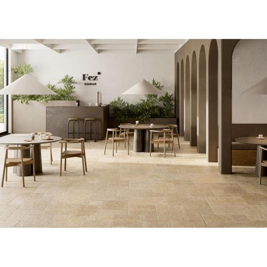 bezs rusztikus vegyes meretu padloburkolat antikolt provence kohatasu terasz modul romai vegyes rakas fagyallo jarolap csempe nappali mediterran fioranese borgogna budapest padlolap.jpg